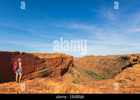 Weibliche Wanderer bewundern die Landschaft des Kings Canyon Stockfoto