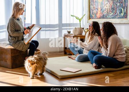 Weibliche Patienten lachen während der Motivationssitzung mit Therapeuten bei der Arbeit Ort Stockfoto