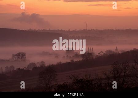 Nebliger Winteraufgang über dem Dorf Calverton, Nottinghamshire England Stockfoto