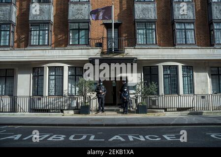 London, Großbritannien. 23. Februar 2021. Die Polizei steht Wache vor dem King Edward VII Krankenhaus in Marylebone, wo der Herzog von Edinburgh wohnt, nachdem er sich vor acht Tagen „unwohl“ gefühlt hat. Kredit: Stephen Chung / Alamy Live Nachrichten Stockfoto