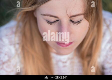 Schöne Frau mit geschlossenen Augen verbringen Freizeit im Freien Stockfoto