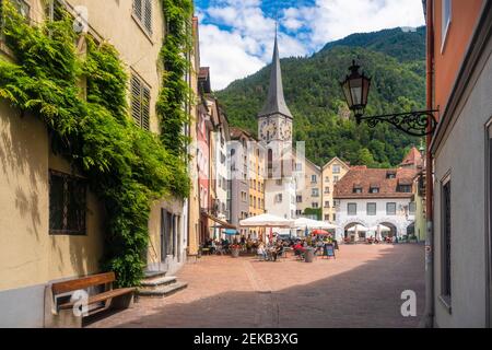 Arcas Platz mit Kirchturm der St. martin Kirche im Hintergrund in Chur, Schweiz Stockfoto