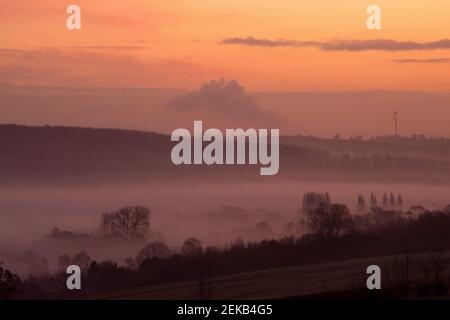 Nebliger Winteraufgang über dem Dorf Calverton, Nottinghamshire England Stockfoto