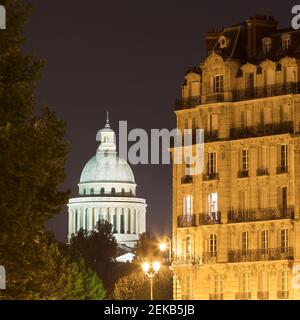 Frankreich, Ile-de-France, Paris, beleuchtete Pantheon-Kuppel bei Nacht mit Wohngebäude im Vordergrund Stockfoto