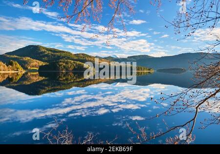 Hügel und Wolken spiegeln sich in ruhigen See, Walchensee, Bayern, Deutschland Stockfoto