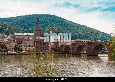 Deutschland, Baden-Württemberg, Heidelberg, Karl-Theodor-Brücke über den Neckar mit Altstadtgebäuden im Hintergrund Stockfoto