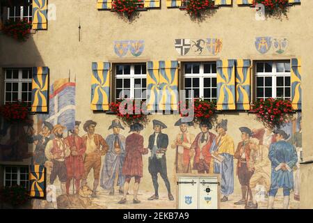 Maienfeld, Schweiz. Wandbild auf dem Rathaus: 'Übertragung der Rechtsbefugnis an den letzten Landpfleger, Jacob Ulrich Sprecher von Bernegg, 1797' Stockfoto