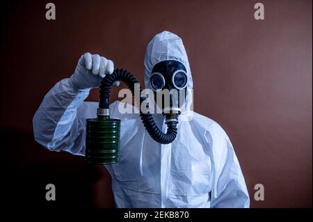 Reifen in Schutzhüllen halten Rohr der Gasmaske Stockfoto