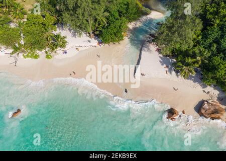 Seychellen, Praslin Island, Luftblick auf den Sandstrand von Anse Lazio mit kristallklarem türkisfarbenem Meer Stockfoto