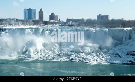 Niagara Falls Ontario Kanada. Niagara Falls im Winter Blick auf amerikanischen Wasserfälle von kanadischer Seite. Stockfoto