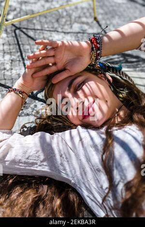 Hippie schöne Frau mit langen Haaren schlafen auf Betonboden Stockfoto