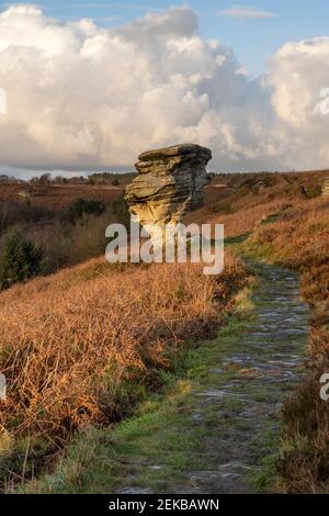 Am späten Abend Licht auf den Bridestones in Dalby Forest Stockfoto