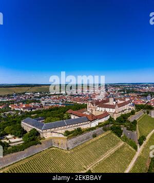 Deutschland, Bayern, Unterfranken, Würzburg, Festung Marienberg, Luftaufnahme der Stadt mit Burg Stockfoto