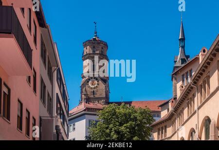 Deutschland, Baden-Württemberg, Stuttgart, Glockenturm der Stiftskirche mit Häusern im Vordergrund Stockfoto