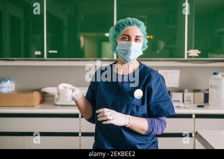 Weibliche Krankenschwester hält Probe für die medizinische Untersuchung im Tierarztkrankenhaus Stockfoto