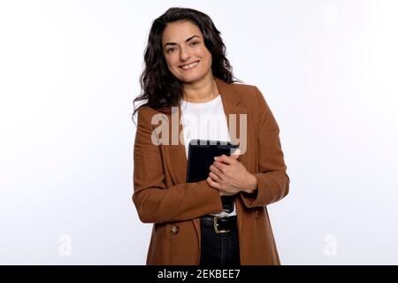 Glückliche Frau mit digitalen Tablet vor weißem Hintergrund Stockfoto
