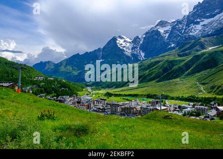 Italien, Valtournenche, Breuil-Cervinia Resort im Frühjahr Stockfoto