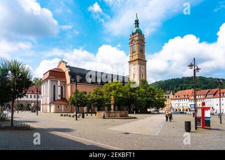 St. George's Kirche gegen bewölkten Himmel auf dem Marktplatz in Eisenach, Deutschland Stockfoto