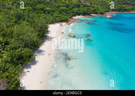 Seychellen, Praslin Island, Luftblick auf den Sandstrand von Anse Lazio mit kristallklarem türkisfarbenem Meer Stockfoto
