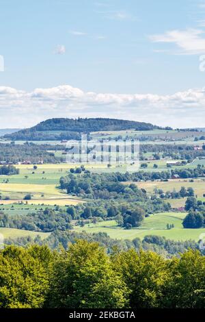 Landwirtschaftliche Landschaft mit Feldern und Hügeln Stockfoto