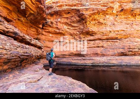 Männlicher Wanderer, der den Garten Eden im Kings Canyon erkundet Stockfoto