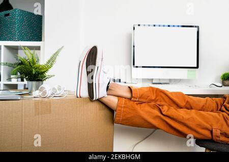 Müde junge Frau lehnte Beine auf Karton während der Bewegung In neue Wohnung Stockfoto