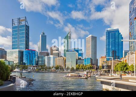 Australien, Ozeanien, Westaustralien, Swan River, Perth, Fluss und Wolkenkratzer Stockfoto