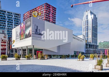 Rotterdam, Niederlande, 10. Februar 2021: Das Kino auf dem schneebedeckten Schouwburgplein Platz an einem sonnigen Tag im Winter Stockfoto