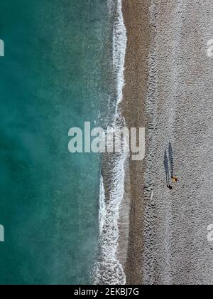 Georgien, Abchasien, Gagra, Luftbild der Schwarzmeerküste und Menschen am Strand Stockfoto