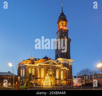 Deutschland, Hamburg, Hauptkirche St. Michaelis, Weihnachtsschmuck in der Stadt Straße Stockfoto