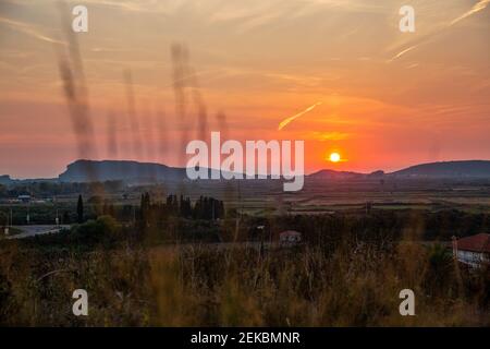 Schöner Sonnenuntergang über den Bergen bei Ammoudia, Epirus, Griechenland Stockfoto