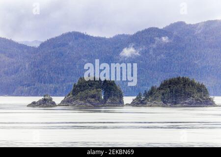 Inseln in der Nähe von Port Hardy an der Nordspitze von Vancouver Island, British Columbia, Kanada - von einem Kreuzfahrtschiff aus gesehen, das die Inside Passage segelt. Stockfoto