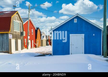 Kommerzielle Fischereigebäude auf dem Kai im Winter im ländlichen Prince Edward Island, Kanada. Stockfoto