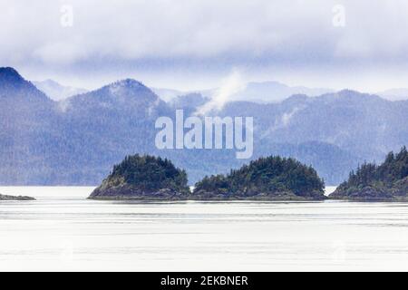 Inseln in der Nähe von Port Hardy an der Nordspitze von Vancouver Island, British Columbia, Kanada - von einem Kreuzfahrtschiff aus gesehen, das die Inside Passage segelt. Stockfoto