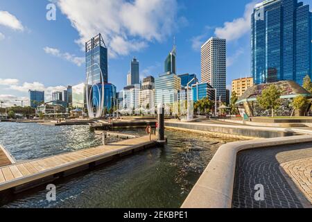 Australien, Ozeanien, Westaustralien, Swan River, Perth, Fluss und Wolkenkratzer Stockfoto