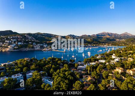 Spanien, Balearen, Andratx, Hubschrauberansicht der Küstenstadt im Sommer Stockfoto