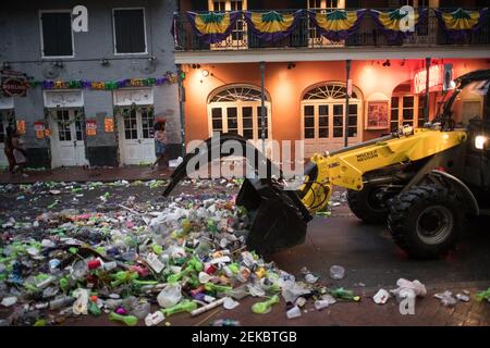 Vermüllte Straßen am Morgen nach Mardi Gras, New Orleans, Louisiana, USA. Stockfoto