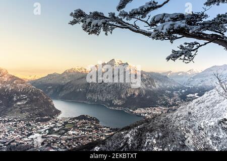 Italien, Lecco, Comer See, Blick auf Berge und See im Tal am Wintertag Stockfoto