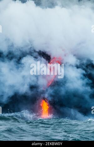 USA, Hawaii, HI, Lava Fluss, der vom Kilauea Vulkan in den Pazifischen Ozean fließt. Stockfoto
