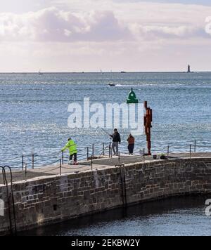 Sir Anthony Gormleys Skulptur ‘Look II’ aus dem Jahr 12ft hat sich bereits in seinem Haus am West Hoe Pier Plymouth niedergelassen. Die Staue, die von der Labour Co. Gekauft wurde Stockfoto