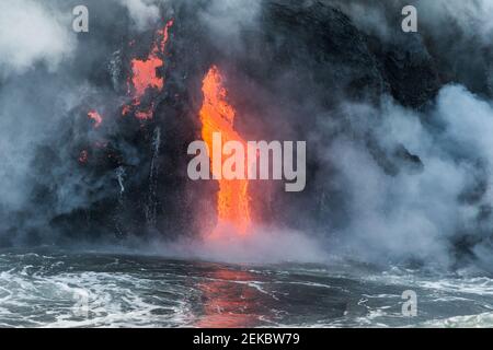 USA, Hawaii, HI, Lava Fluss, der vom Kilauea Vulkan in den Pazifischen Ozean fließt. Stockfoto