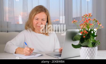 Müde Geschäftsfrau am Arbeitsplatz. Überarbeiten, Fehler machen, Stress, Depression Konzept. Stockfoto