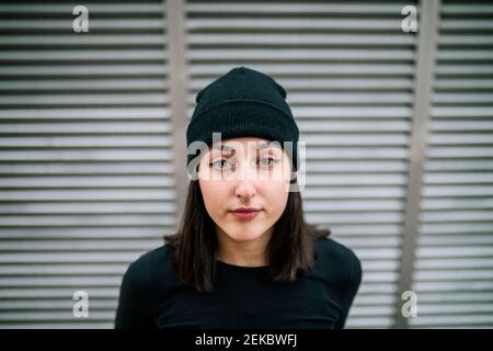 Schöne Frau mit grauen Augen gegen metallischen Verschluss Stockfoto