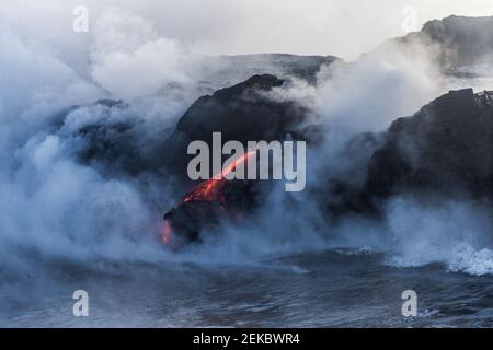 USA, Hawaii, HI, Lava Fluss, der vom Kilauea Vulkan in den Pazifischen Ozean fließt. Stockfoto