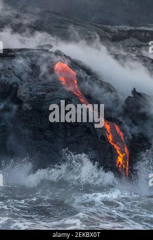 USA, Hawaii, HI, Lava Fluss, der vom Kilauea Vulkan in den Pazifischen Ozean fließt. Stockfoto