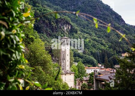 Parrocchia Di San Lorenzo Kirche gegen Berg in Valchiavenna Tal, Chiavenna, Provinz Sondrio, Lombardei, Italien Stockfoto