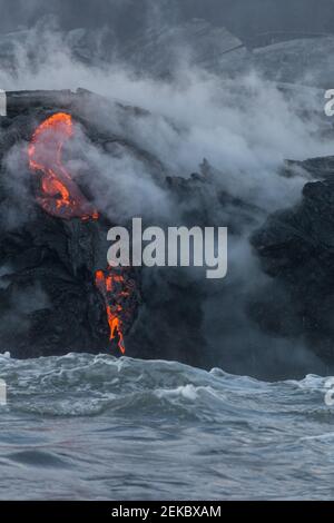 USA, Hawaii, HI, Lava Fluss, der vom Kilauea Vulkan in den Pazifischen Ozean fließt. Stockfoto
