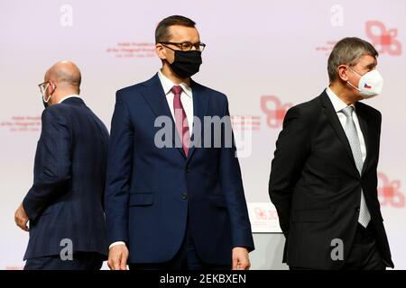 Der polnische Premierminister Mateusz Morawiecki (C) und der tschechische Premierminister Andrej Babis (R) bei der Pressekonferenz. Gipfeltreffen der Regierungschefs von Stockfoto