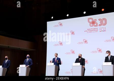 (L bis R) Slowakischer Premierminister Igor Matovic, Präsident des Europäischen Rates Charles Michel, polnischer Premierminister Mateusz Morawiecki, Ungarisch Stockfoto