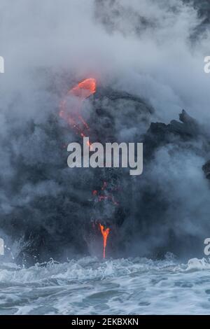 USA, Hawaii, HI, Lava Fluss, der vom Kilauea Vulkan in den Pazifischen Ozean fließt. Stockfoto